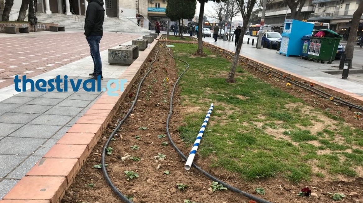 Θεσσαλονίκη: Κουκουλοφόροι άρπαξαν σημαίες και συνεπλάκησαν με περαστικούς